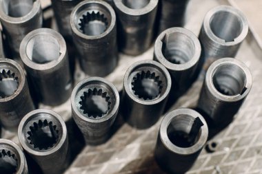 Fabrikadaki yeni çelik başlıklı civata boruları.