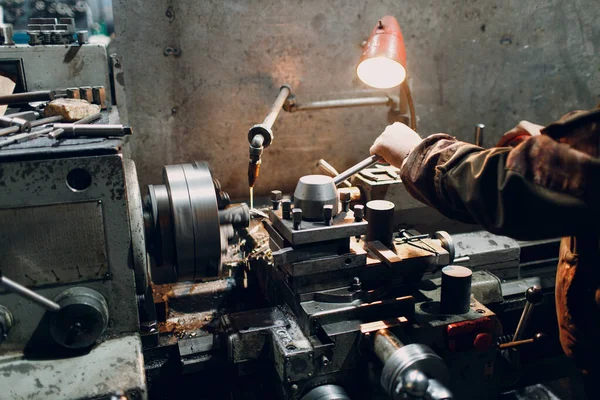 Turner werknemer werkt aan oude draaibank machine in de fabriek. — Stockfoto