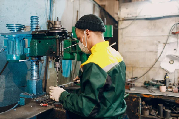 Trabajador con taladradora trabaja en fábrica de metal —  Fotos de Stock