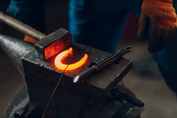 铁匠在锻造时，用铁锤和铁锤锻造金属的细部 — 图库照片