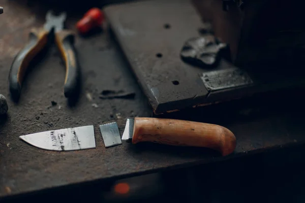 Pisau pisau baja patah di meja kayu — Stok Foto