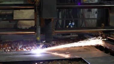 Otomatik cnc lazer kesme makinesi kıvılcımlı metal levha ile çalışıyor. Metal işi endüstriyel üretim fabrikası