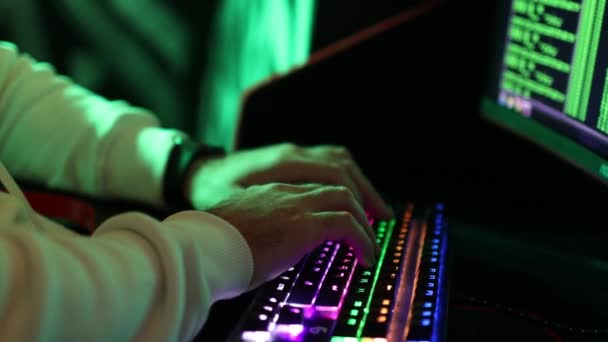 Hacker menggunakan perangkat lunak perangkat lunak malware komputer dan hacking antar muka kode biner digital. — Stok Video