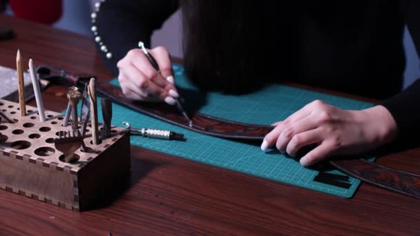 Tanner mujer haciendo artículos de cuero en el taller. Proceso de trabajo del artesano del cuero — Vídeos de Stock