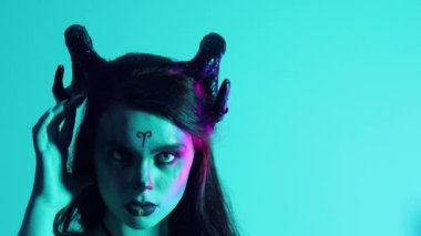 Oğlak burcunun, Koç burcunun ya da Taurus 'un makyaj burcuna sahip güzel bir genç kadın. Boynuzlu kız.