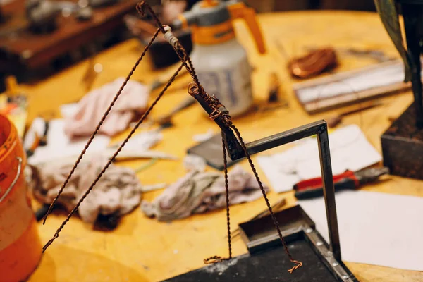 Templat kawat tembaga bingkai bangkai untuk patung di atas meja — Stok Foto