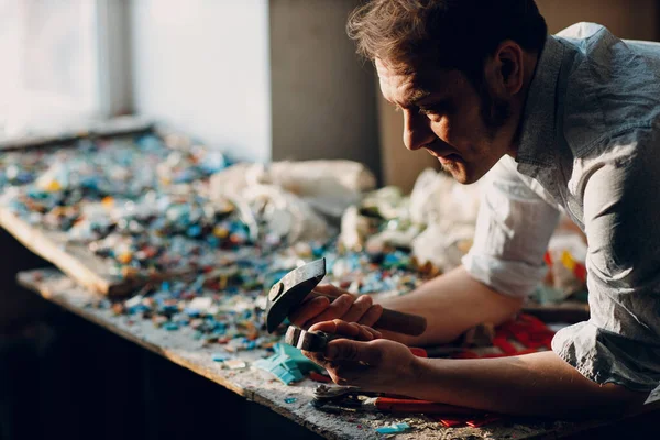 Rzemieślnik mężczyzna mistrz portret trzymać młotek i szkło smalt sztuk w ręce do mozaiki w warsztacie — Zdjęcie stockowe