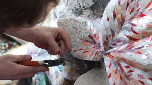 Werkplaats mozaïeken meester maken smalt glas mozaïek paneel. Mozaïekman aan het werk. — Stockvideo