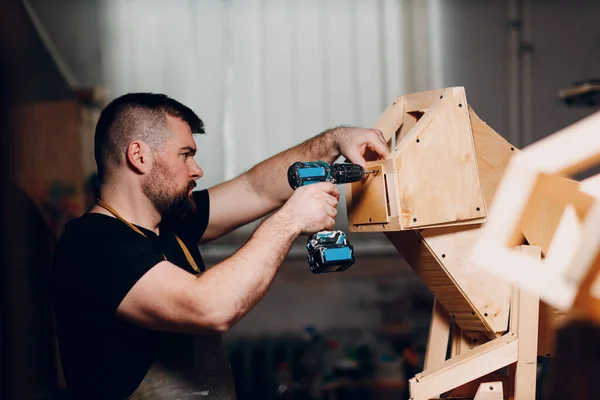 Pematung kayu bingkai pemahat tukang kayu seniman membuat kerangka kerja bangkai. — Stok Foto