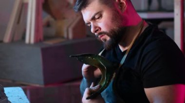 Sanatçı alçıya dayalı bir maske yaratıyor. Alçıtaşı kalıbı ve plastik maske heykeli
