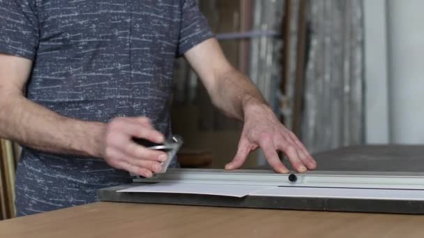Майстерня фреймворку. Виготовлення багетної рамки ручної роботи в студії — стокове відео