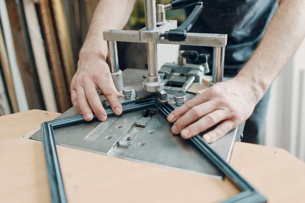 Framing Workshop. Membuat baguette buatan tangan bingkai gambar di studio — Stok Foto