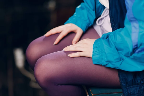 Wanita muda dengan gaya 80 dan 90-an. 90-an fashion legs tight up girl. — Stok Foto