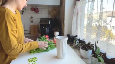 Bir sürü lale kesip vazoya koymak.