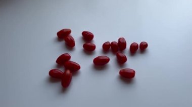 Beyaz arka planda vişneli domateslere yaklaşıyoruz.