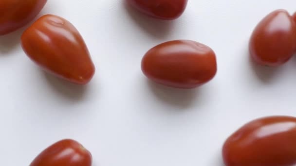 Alejarse Los Tomates Cherry Mesa Blanca — Vídeos de Stock