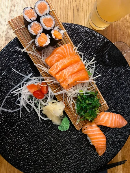 Bucătărie japoneză, sushi, somon sashimi și ghimbir — Fotografie, imagine de stoc