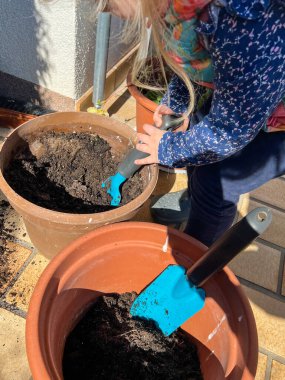 Yerle oynayan ya da eken bir çocuk.