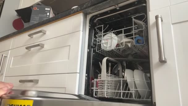 Loading Dishwasher Starting High Quality Footage — ストック動画