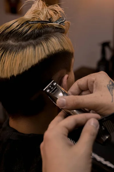 Coupe Garçon Cheveux Bruns Dans Salon Coiffure — Photo