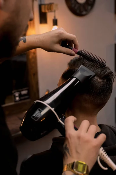 Junge Mit Braunen Haaren Friseurladen Schneiden — Stockfoto