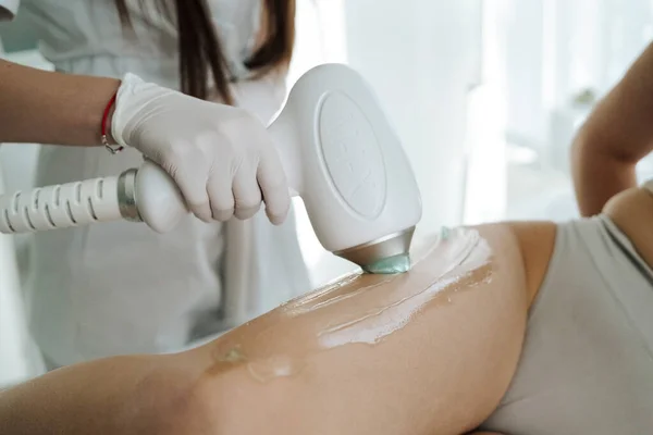 Kozmetik kliniğinde lazerle kadın bacağı epilasyonu.