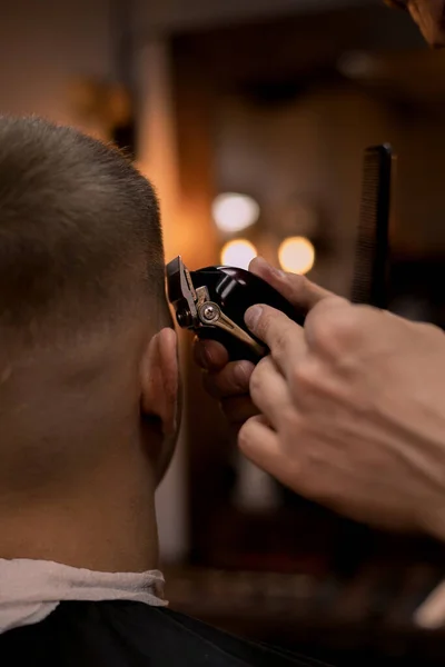 Junge Mit Braunen Haaren Friseurladen Schneiden — Stockfoto