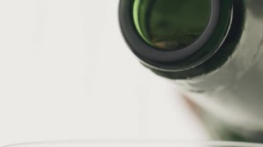 Su damlalı bir bardakta light bira. Doldurulmuş bira.