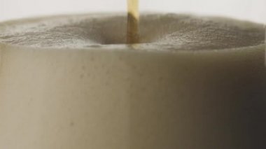 Su damlalı bir bardakta light bira. Doldurulmuş bira.