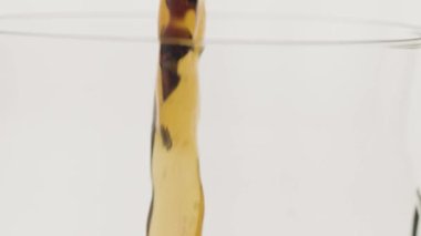 Su damlalı bir bardakta light bira. Doldurulmuş bira.