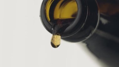 Su damlalı bir bardakta light bira. Doldurulmuş bira.