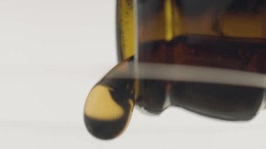 Su damlalı bir bardakta light bira. Doldurulmuş bira.