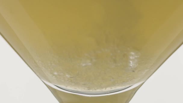 Cerveza Con Burbujas Vaso Cámara Lenta — Vídeo de stock