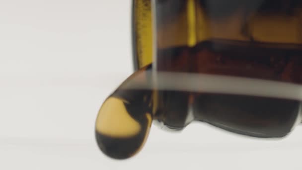 Cerveja Leve Copo Com Gotas Água Derramando Cerveja — Vídeo de Stock