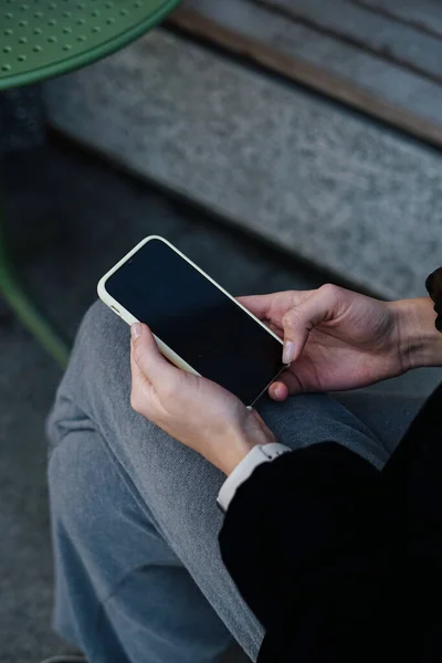 Het Meisje Houdt Telefoon Haar Handen Wil Het Ontgrendelen — Stockfoto