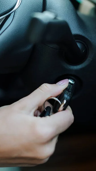 Rapariga Liga Carro Interior Preto — Fotografia de Stock