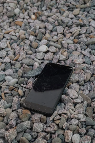 Gebroken Zwarte Telefoon Ligt Stenen — Stockfoto