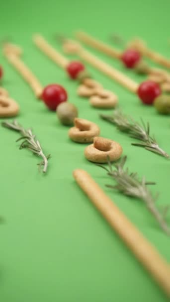 Detailní Záběr Vzor Italského Pečiva Italské Chlebové Tyčinky Olivy Cherry — Stock video