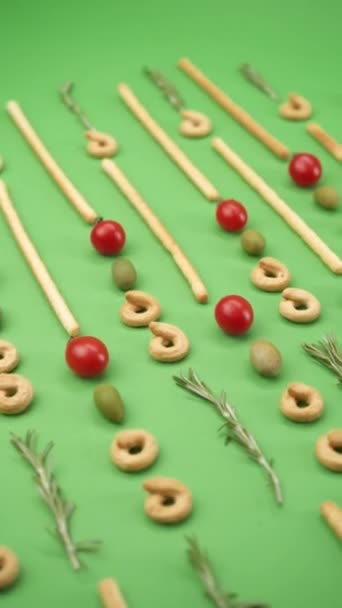 Nahaufnahme Muster Aus Italienischem Gebäck Italienischen Stockbrot Oliven Kirschtomaten Rosmarin — Stockvideo