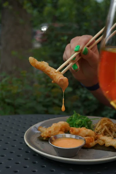 Mangiare Gamberetti Pastella Con Salsa — Foto Stock