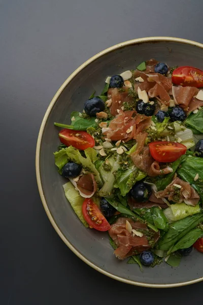 Ragazza Mangia Insalata Sana Con Posate Ristorante — Foto Stock