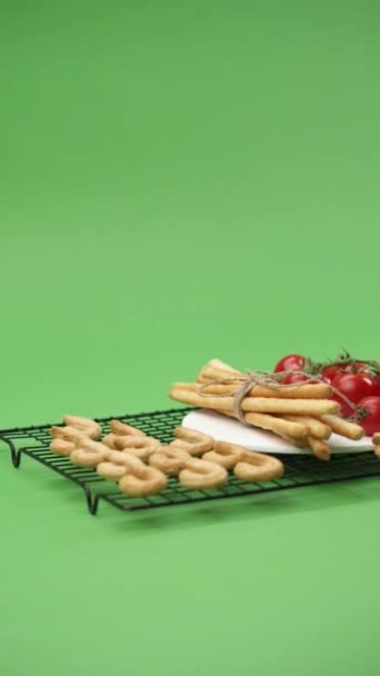 Comida Italiana Fundo Verde Grissini Italiano Breadsticks Tomate Cereja Alecrim — Vídeo de Stock