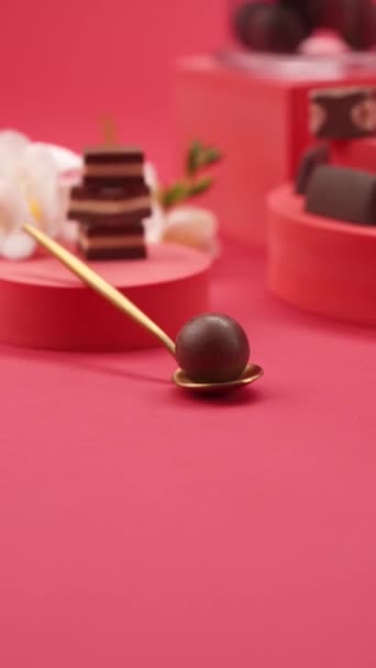 Close Composição Chocolate Doces Fundo Vermelho — Vídeo de Stock
