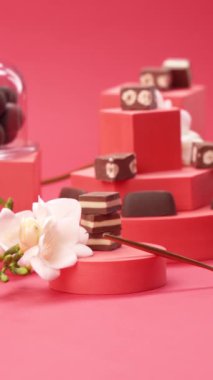 Kırmızı zemin üzerinde çikolata ve şeker kompozisyonu