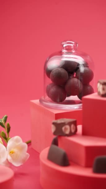 Közelkép Csokoládé Cukorka Összetétele Piros Alapon — Stock videók