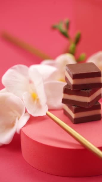 Nahaufnahme Zusammensetzung Von Schokolade Und Bonbons Auf Rotem Hintergrund — Stockvideo