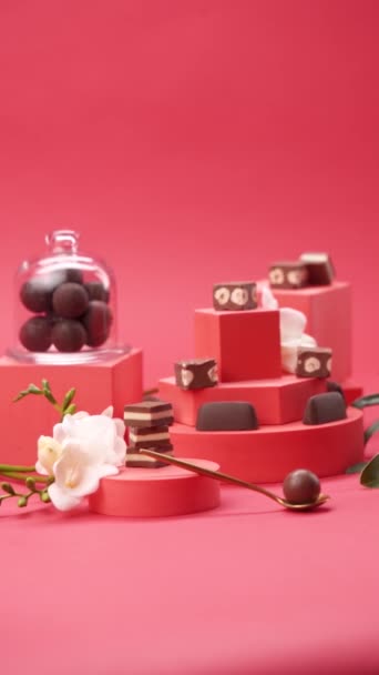 Composizione Cioccolato Caramelle Fondo Rosso — Video Stock