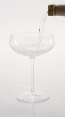 Bir bardağa doldurulan köpüklü şampanyaya yakın plan.