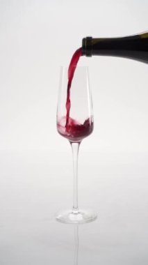 Bir bardağa doldurulan köpüklü şampanyaya yakın plan.