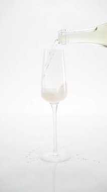 Bir bardağa doldurulan köpüklü şampanyaya yakın plan.